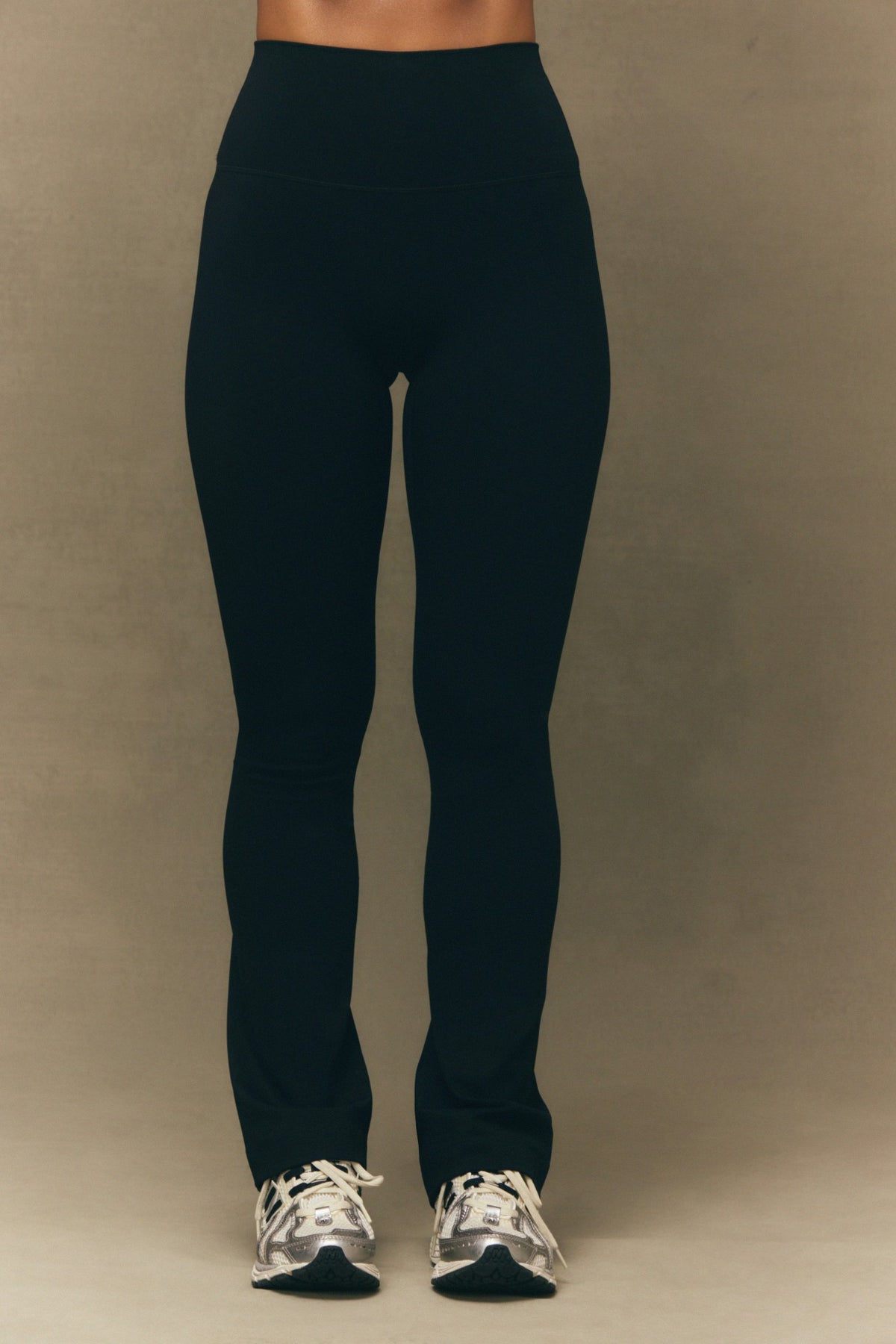SET ACTIVE SPORTBODY® SPORTY STRAIGHT HIGH-RISE LEGGINGS - ONYX