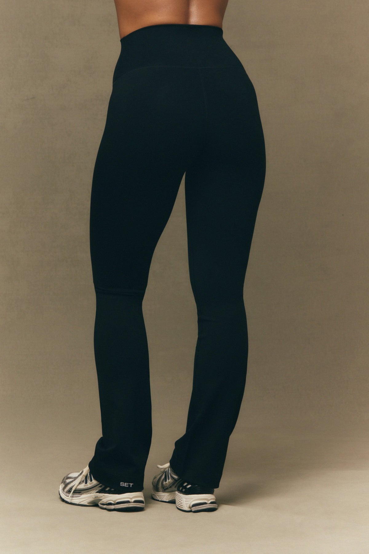 SET ACTIVE SPORTBODY® SPORTY STRAIGHT HIGH-RISE LEGGINGS - ONYX